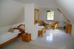 a bedroom with a bed and a table and chairs at Ferienhaus Hummel-Nest in Laußnitz