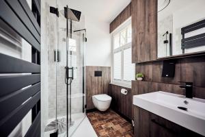 een badkamer met een toilet, een wastafel en een douche bij Zieglers Restaurant & Pension in Oranienbaum-Wörlitz