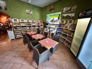 Hotel Maxi في أوهيرسك هراديست: مطعم فيه طاولات وكراسي في محل