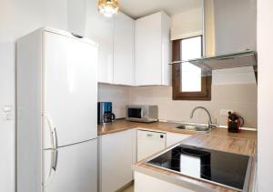 Imagen de la galería de Memi Beach front Villa, en Kiotari 56 fotos más