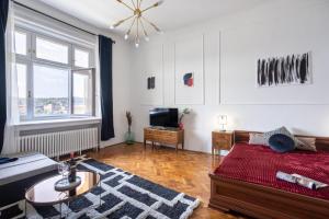 ブダペストにあるBpR Stollár Apartment, Danube Viewのリビングルーム(ベッド1台、テレビ付)