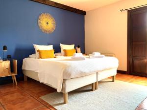 een slaapkamer met een groot wit bed met gele kussens bij Casa 'Ohana in Ríoturbo