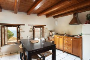 cocina con mesa y sillas en una habitación en Rodi House, en Monemvasia