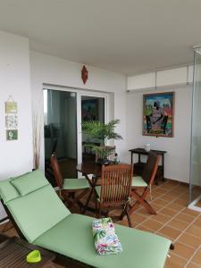 Sitio de CalahondaにあるMi Caprichoのリビングルーム(ソファ、椅子、テーブル付)