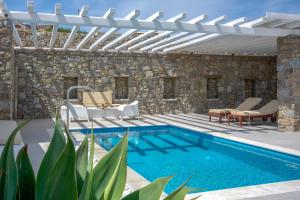 Bazén v ubytovaní Villa Artemis (Agios Lazaros, Psarou) alebo v jeho blízkosti