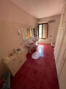 Phòng tắm tại CASA LA TORRE un castello alle porte di Firenze