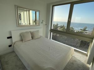 Łóżko lub łóżka w pokoju w obiekcie PINEA Apartments Pobierowo z niesamowitym widokiem na morze oraz jacuzzi w wybranych apartamentach