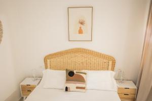 um quarto com uma cama branca com duas mesas de cabeceira em Pisoelpuerto em El Puerto de Santa Maria