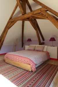 a bedroom with a bed in the attic at Près des châteaux de la Loire et du zoo de Beauval in Céré-la-Ronde