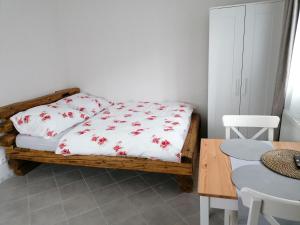 ein Schlafzimmer mit einem Bett mit roten Blumen darauf in der Unterkunft Ubytování v Žimrovicích in Hradec nad Moravicí