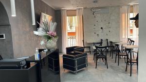 restauracja ze stołami i krzesłami w pokoju w obiekcie Hotel Poker w mieście Neapol