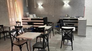 restauracja ze stołami i krzesłami w pokoju w obiekcie Hotel Poker w mieście Neapol +20 zdjęć