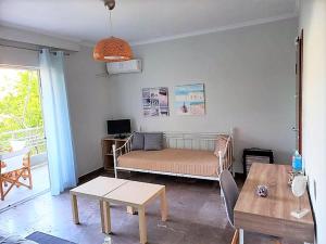 una sala de estar con un sofá y una mesa en Apartments MARINA, en Porto Rafti 11 fotos más