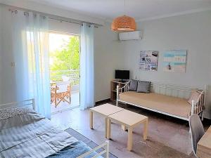 una sala de estar con un sofá y una mesa en Apartments MARINA, en Porto Rafti