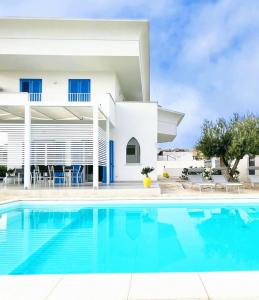 Villa con piscina frente a una casa en White Wall luxury rooms Scala dei turchi, en Realmonte