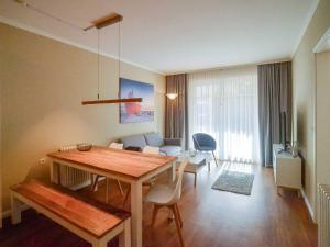 ein Wohnzimmer mit Esstisch und Couch in der Unterkunft Dünenpark Binz - Komfortplus Ferienwohnung mit 2 Schlafzimmern und Terrasse 187 in Binz