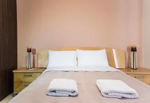 Michael's Villa في كيساموس: غرفة نوم عليها سرير وفوط