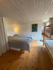 Säng eller sängar i ett rum på Stuga Oskarshus