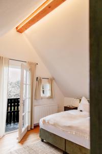 Schlafzimmer mit einem Bett und einem Fenster in der Unterkunft Winzerhäuser Schippinger in Leutschach