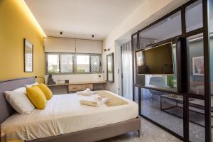 ein Schlafzimmer mit einem großen Bett und einem TV in der Unterkunft GM Apartments-Rhodes Luxury Living in Kalithies