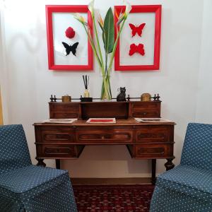 A seating area at Friendly Venice Suites