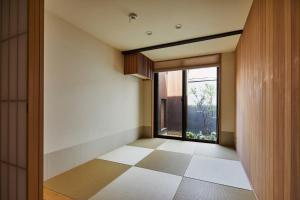 un pasillo vacío con una puerta y una ventana en Gion Shirakawa no Yado, en Kioto