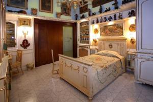 a room with a bed, a table, and a dresser at B&B Il Caravaggio in Catania