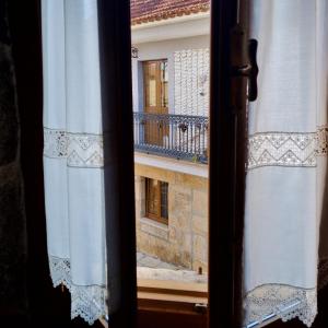 una ventana abierta con vistas a un balcón en Casa mariñeira San Tomé, en Cambados