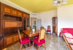 Mamma Ciccia Holiday Home - Casa Imperia في مانديلو ديل لاريو: غرفة طعام مع طاولة وكراسي وسرير