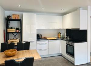 Een keuken of kitchenette bij Modernes Apartment Seefeld and Chill RELAX im Zentrum mit Netflix for free