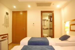 A bed or beds in a room at Necdet Kaptan Bozcaada