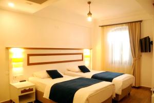 A bed or beds in a room at Necdet Kaptan Bozcaada