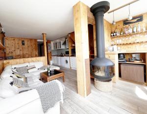 Kuchyň nebo kuchyňský kout v ubytování Dernier étage avec vue sur les montagnes Emplacement Exceptionnel au cœur de Val Thorens Ski aux pieds Prestations incluses