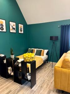 una sala de estar con una cama y una mesa con naranjas. en MK Hornik Apartament en Kowary