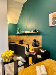 una cocina con una mesa con un tazón de limones. en MK Hornik Apartament en Kowary