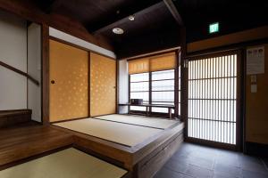 Habitación vacía con una habitación grande con ventana en Tachibana an by YADORU KYOTO HANARE en Kioto