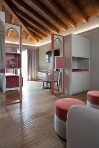 ヴェローナにあるRelais Balcone di Giuliettaのリビングルーム(ベッド1台、テーブル付)