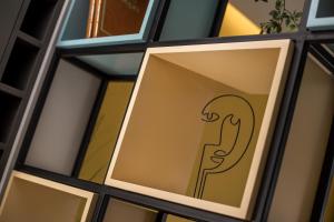 ein Fenster mit einer Zeichnung eines Häftlings in der Unterkunft GM Apartments-Rhodes Luxury Living in Kalithies