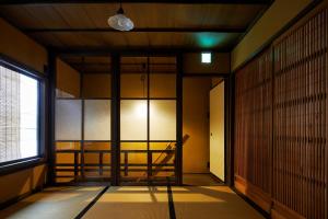 uma entrada para um quarto com uma porta e uma janela em YADORU KYOTO HANARE Kanade No Yado em Quioto