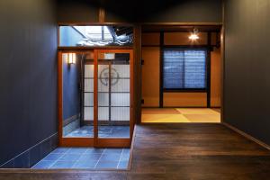 uma entrada para um quarto com uma porta e um corredor em YADORU KYOTO HANARE Kanade No Yado em Quioto