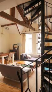 普里茅斯的住宿－Ebrington Street View，客厅配有高架床和沙发