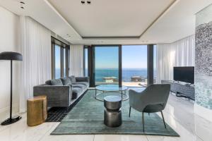 Cape Town的住宿－Aurum Allure Apartment - Bantry Bay，客厅配有沙发和桌子