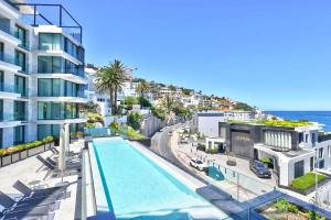 Cape Town的住宿－Aurum Allure Apartment - Bantry Bay，建筑物上游泳池的图像