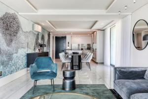 Cape Town的住宿－Aurum Allure Apartment - Bantry Bay，客厅配有桌椅