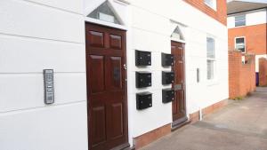 dos puertas en el lateral de un edificio en Contractors&Leisure - Bedford Hospital & City Centre inc Private Parking en Bedford