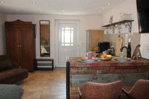 eine Küche mit einer Theke mit Obstplatten darauf in der Unterkunft Casa No7- piano terra in Naumburg