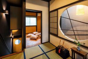 京都市にあるNijo sikibu anの鏡とベッドが備わる部屋