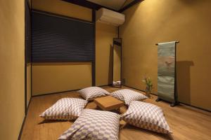 京都市にあるNijo sikibu anの枕4つ(テーブル付)が備わる客室です。 +5枚の写真