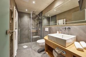 Kylpyhuone majoituspaikassa Hotel-Gasthof Adler