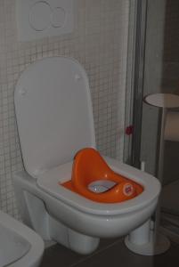 A bathroom at La G Még 17 kép